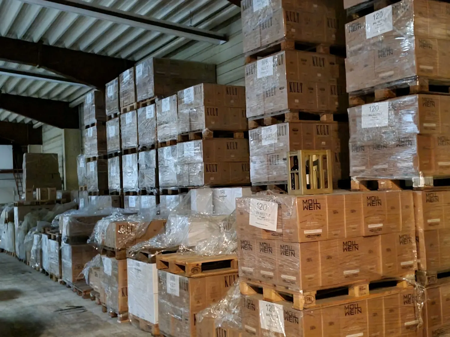 n.s.k. - Lagerraum für Weinbehälter