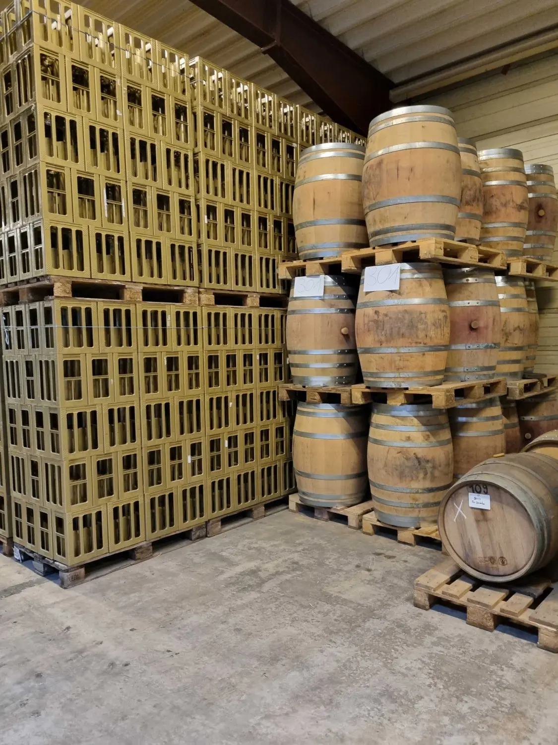 n.s.k. - Lagerraum für Weinbehälter