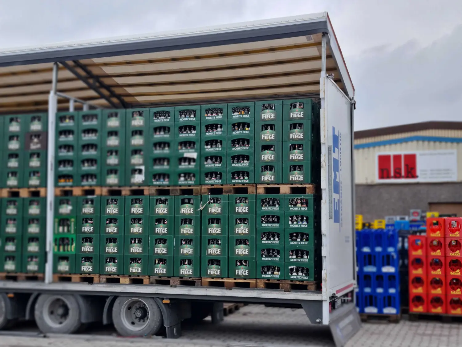 n.s.k. - container lkw beladen